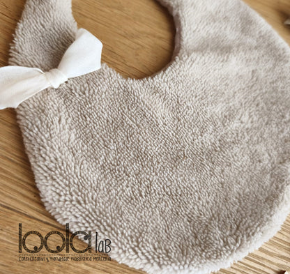 Bavaglino_primi mesi con fiocchetto