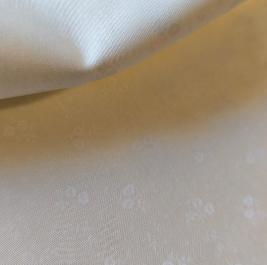 Cotone fiorellini bianchi su fondo bianco caldo